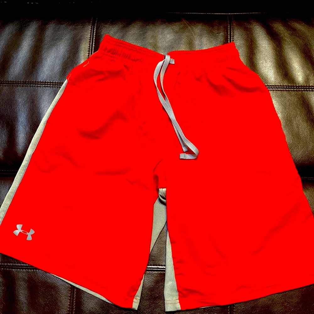 UA Loose-Fitted Small Shorts